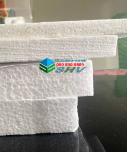 Ba tấm xốp trắng được xếp chồng lên nhau trên một mặt bàn đen, có logo và số điện thoại của công ty SHV.