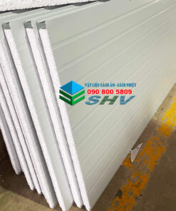 Tấm panel cách âm cách nhiệt màu xám được xếp chồng trên sàn nhà xưởng.