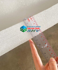 Ống xốp cách âm, cách nhiệt màu trắng đang được đo chiều dày.