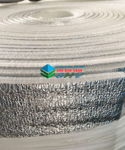 Cuộn vật liệu cách âm, cách nhiệt màu bạc, có lớp bạc phản quang, được đặt trong kho.