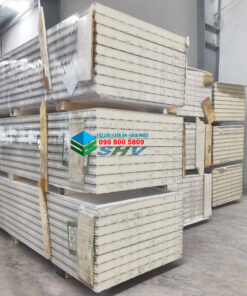Các tấm panel cách nhiệt được bọc nilon và buộc gỗ, xếp trong kho.
