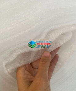 Tấm xốp trắng, vật liệu cách âm cách nhiệt, có kết cấu bọt khí.