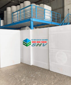 Tấm xốp cách âm, cách nhiệt màu trắng trong kho xưởng công nghiệp.