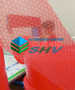 Tấm bong bóng khí hồng và xốp đỏ dùng để đóng gói sản phẩm.
