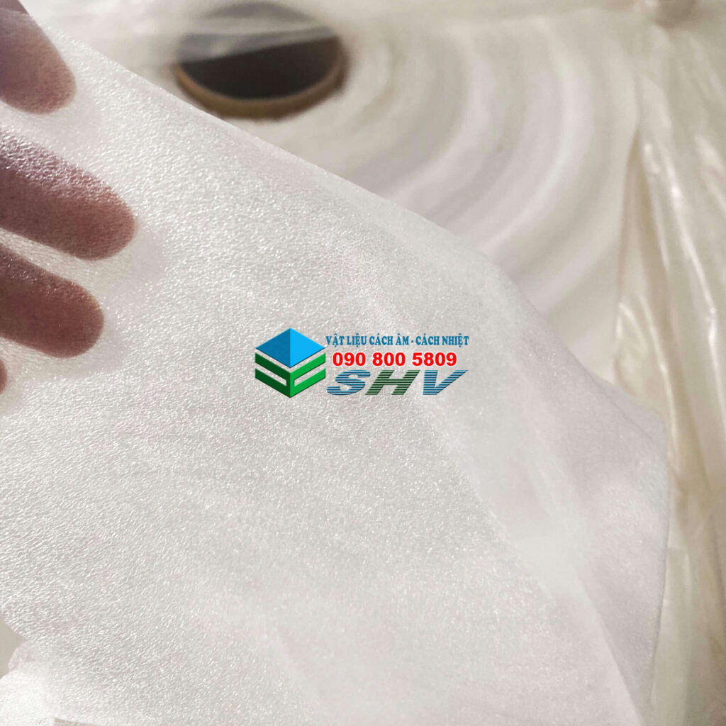 Một tấm vật liệu xốp trắng, bọt khí, được một bàn tay cầm, có logo và số điện thoại của công ty SHV.