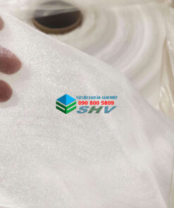 Một tấm vật liệu xốp trắng, bọt khí, được một bàn tay cầm, có logo và số điện thoại của công ty SHV.