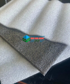 Tấm xốp cách âm cách nhiệt màu trắng và bạc xếp trên mặt bàn.