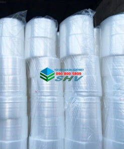 Cuộn bong bóng khí trắng trong suốt được xếp chồng trong kho, kèm logo và số điện thoại.
