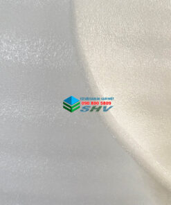 Bề mặt vật liệu cách âm, cách nhiệt màu trắng, có logo và thông tin công ty SHV ở giữa.