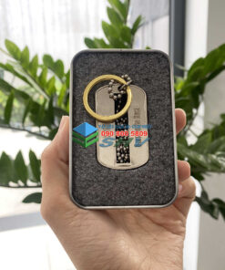 Thẻ quân nhân kim loại bạc, vòng vàng trong hộp thiếc lót xốp đen.