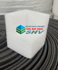 Khối xốp trắng in logo SHV và số điện thoại, đặt trên một tấm vật liệu đen có rãnh.