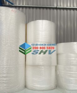 Ba cuộn bong bóng bọc hàng màu trắng đặt trong kho hàng.