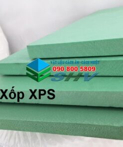 Ba tấm xốp XPS màu xanh dương xếp chồng trên bề mặt trắng.