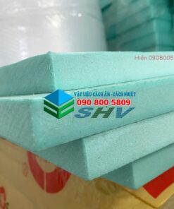 Tấm xốp XPS cách nhiệt màu xanh lam xếp chồng trong kho.