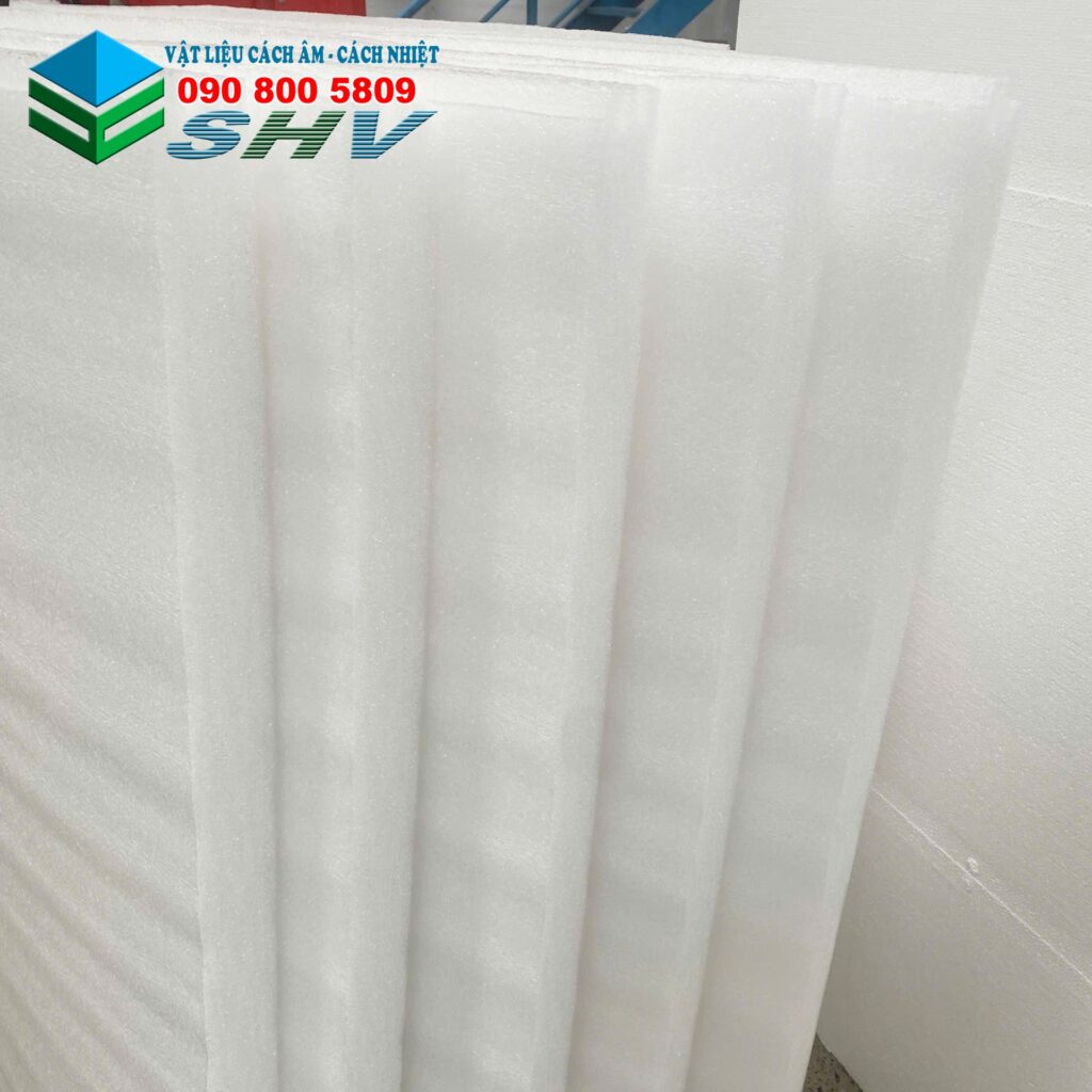 Tấm xốp cách âm cách nhiệt màu trắng được xếp chồng trong kho.