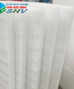Tấm xốp cách âm cách nhiệt màu trắng được xếp chồng trong kho.