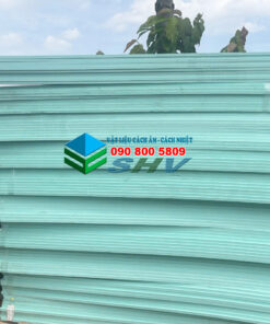 Tấm panel cách âm màu xanh ngọc được xếp chồng ngoài trời.