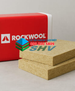 Hai tấm vật liệu cách âm cách nhiệt màu nâu đặt cạnh gói sản phẩm ROCKWOOL màu đỏ trắng trên nền xám.