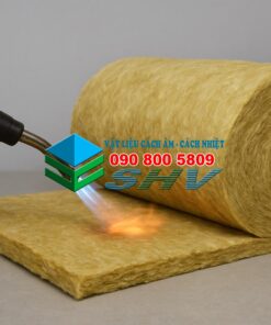 Cuộn vật liệu cách âm, cách nhiệt màu vàng nâu đang được thử nghiệm bằng súng phun lửa trên mặt phẳng.
