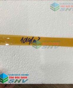 Tấm xốp trắng hình chữ nhật được cầm tay, có băng dính vàng ghi "10kg/m²" và logo SHV.