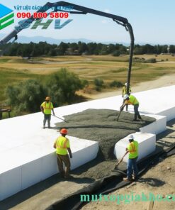 Khối bê tông hoặc polystyrene màu trắng đang được lắp đặt tại công trường xây dựng.